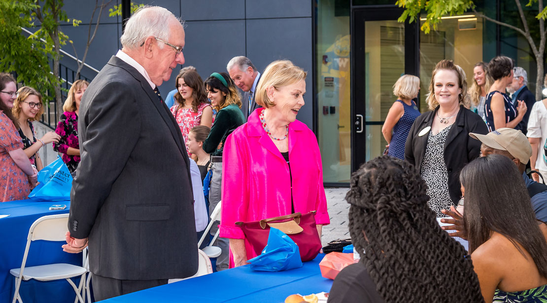 Peter and Marianne Gleich talking with incoming Honors College students and their parents